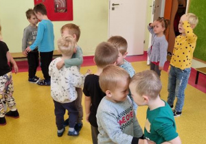 Dzieci z grupy Myszki podczas zabaw tanecznych na holu.